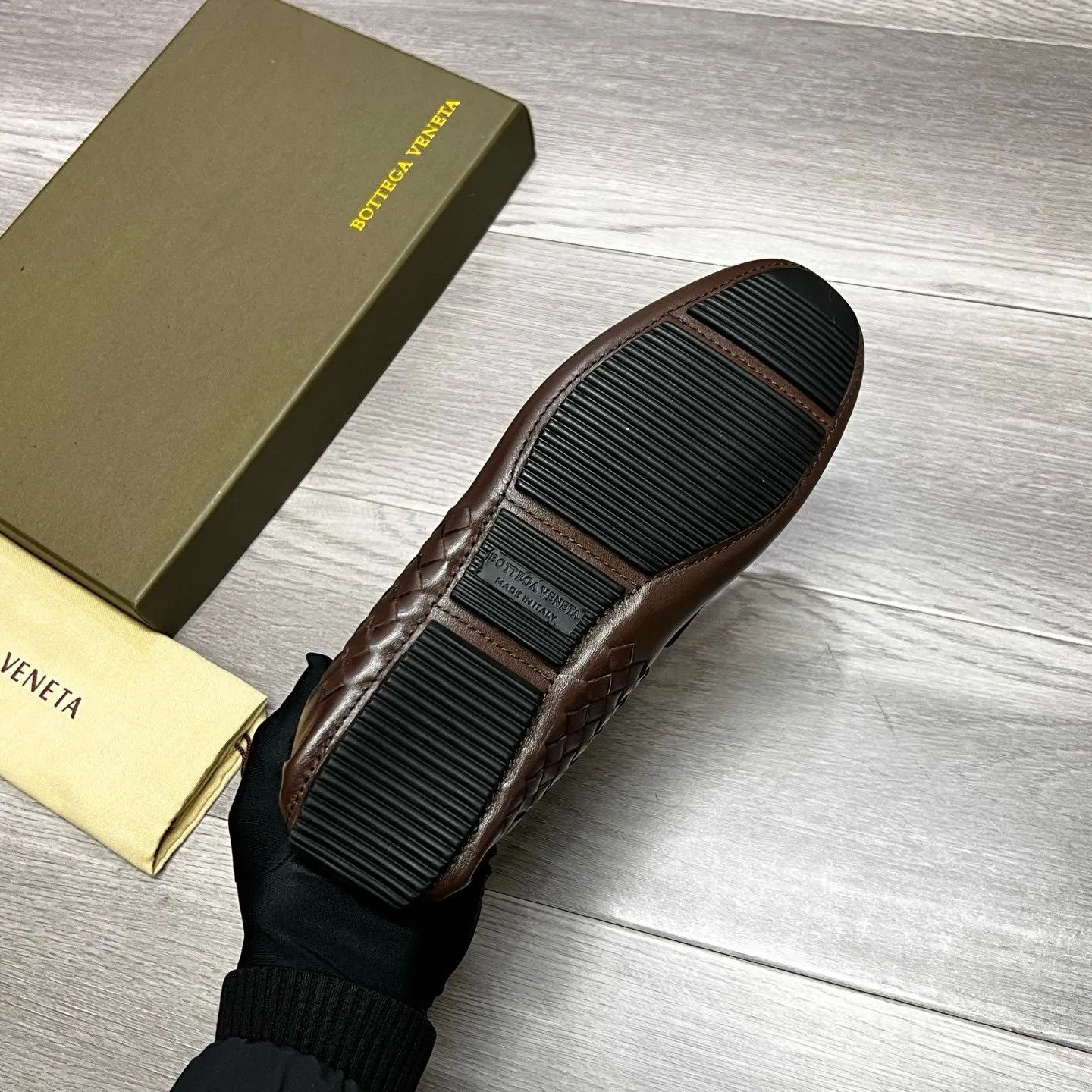 Factory price 480 BV 〰️Purely handmade classic men's beanie shoes👉👉driving shoes, slip-on shoes, made of imported cowhide from Italy, 💕water-dyed cowhide lining, 🔊original outsole, waterproof platform design, comfortable on the feet. Good choice for traveling and driving, single color available, code number: 38-44, (45 can be customized)